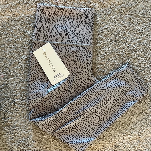 *NWT* Athleta Women’s Salutation Stash 7/8 tight in Shanti Animal Purple size MP - Picture 4 of 7